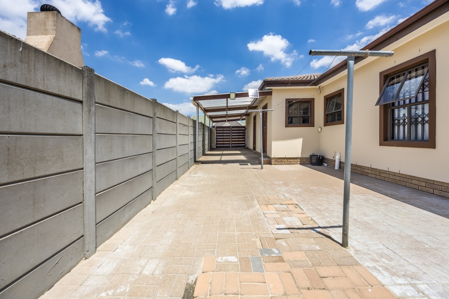 3 Bedroom Property for Sale in Jakarandas Western Cape